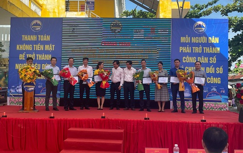 VNPT participates in cashless festival in Hoa Vang District - VNPT