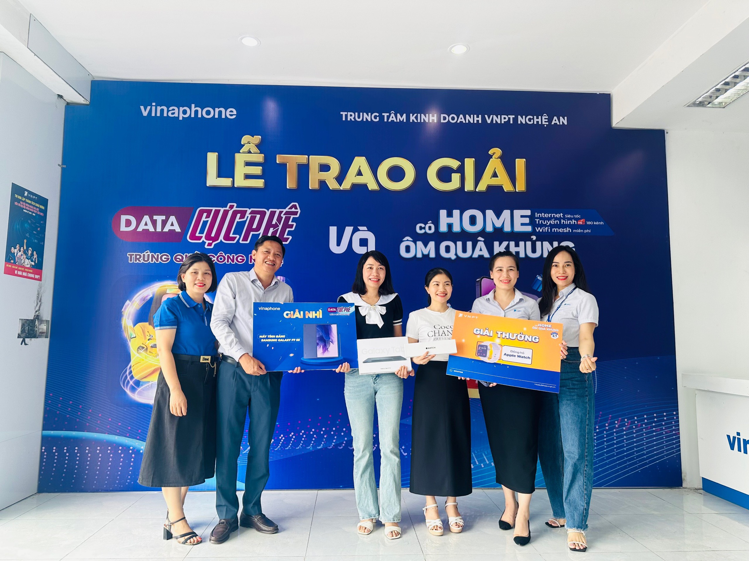 TTKD VNPT NGHỆ AN TRAO THƯỞNG CHƯƠNG TRÌNH “CÓ HOME – ÔM QUÀ KHỦNG” & “DATA PHÊ TRÚNG QUÀ CÔNG NGHỆ’