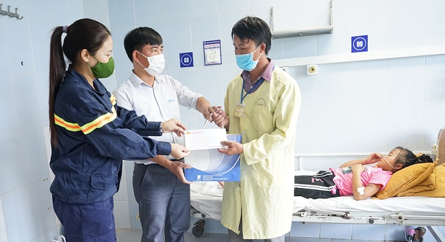 VNPT tặng quà Trung thu cho các em nhỏ tại Bệnh viện Đa khoa Lai Châu
