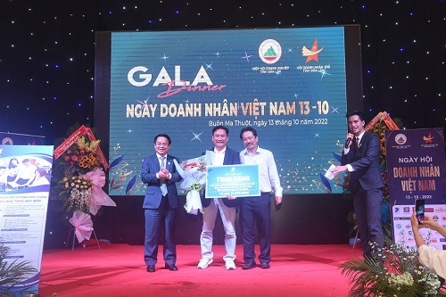VNPT trao tặng bộ giải pháp chuyển đổi số cho doanh nghiệp tại Đắk Lắk