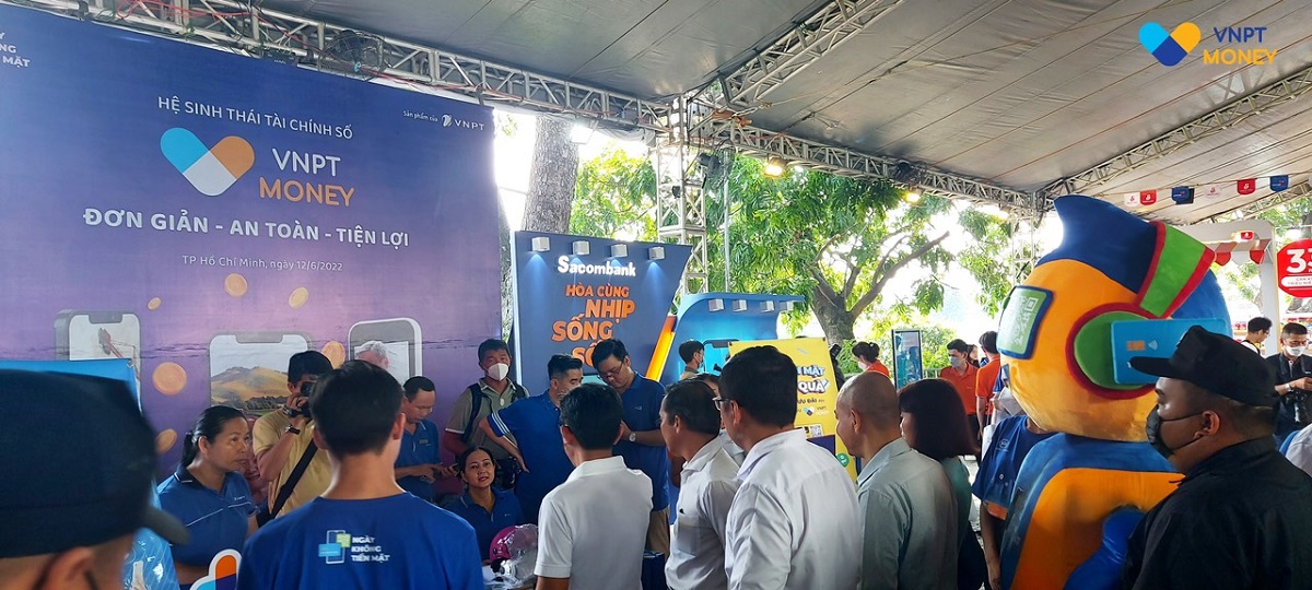 VNPT Money stirs up the atmosphere at Cashless Fair 2022 for workers