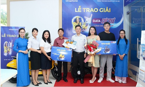 Khách hàng VinaPhone nhận quà công nghệ tại Hà Nội