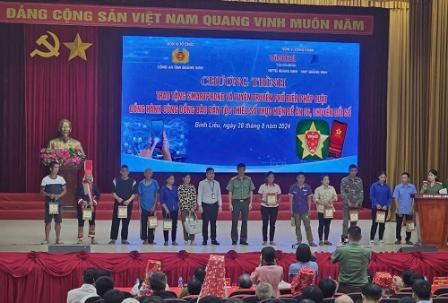 VNPT gives smartphones to poor and near-poor households in Quang Ninh