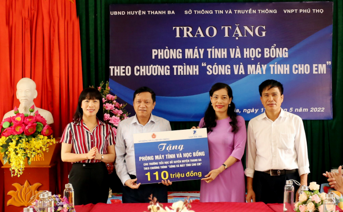 VNPT trao tặng phòng máy tính và học bổng cho học sinh tại Phú Thọ