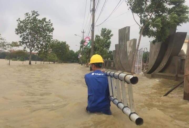 VNPT in Central provinces overcome floods to ensure the vital information network