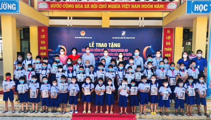 VNPT trao hơn 600 máy tính bảng và sim cho học sinh nghèo ở Bạc Liêu