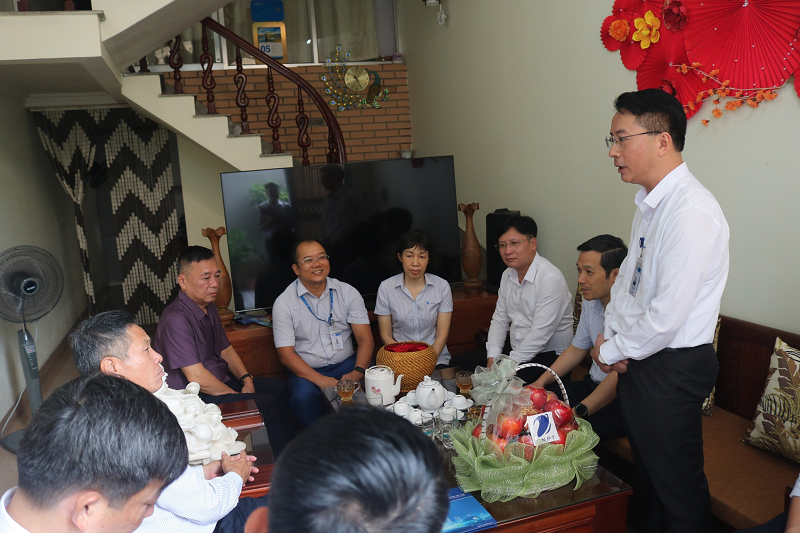 Leaders of VNPT Group and VNPT Trade Union visit disadvantaged workers in Quang Ninh