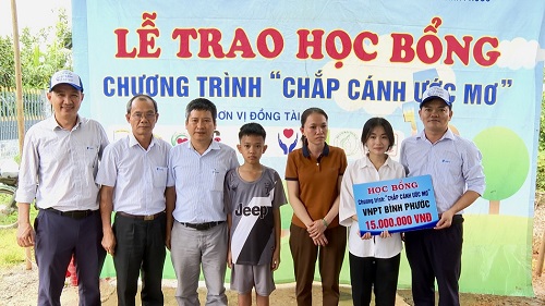 VNPT trao tặng quà cho học sinh gặp hoàn cảnh khó khăn tại Bình Phước