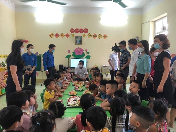 VNPT tặng quà cho các em ở thành phố Việt Trì và huyện Lâm Thao