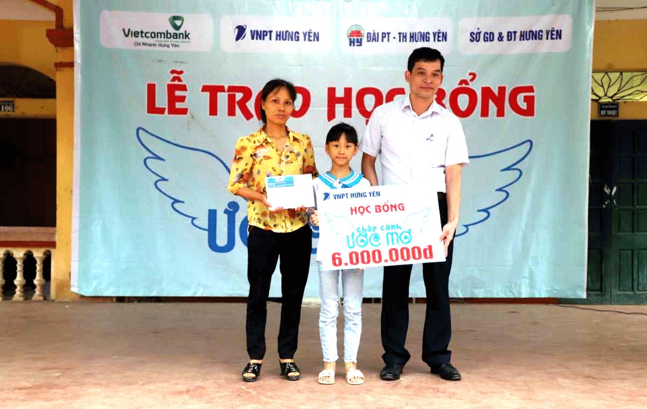VNPT tiếp tục đem học bổng đến học sinh nghèo vượt khó tại Hưng Yên