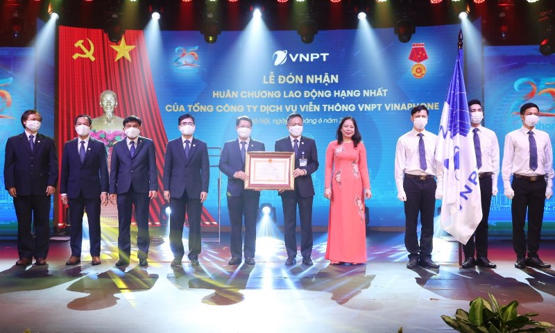 Tổng công ty Dịch vụ Viễn thông VNPT VinaPhone đón nhận Huân chương Lao động hạng nhất