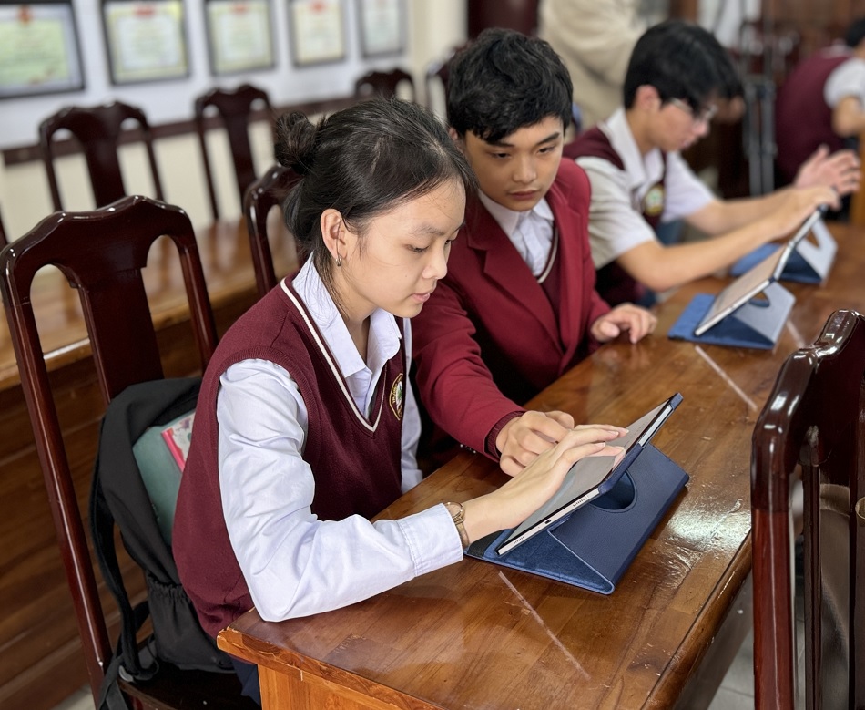 VNPT hands over the first Smart Classroom model in Lam Dong province
