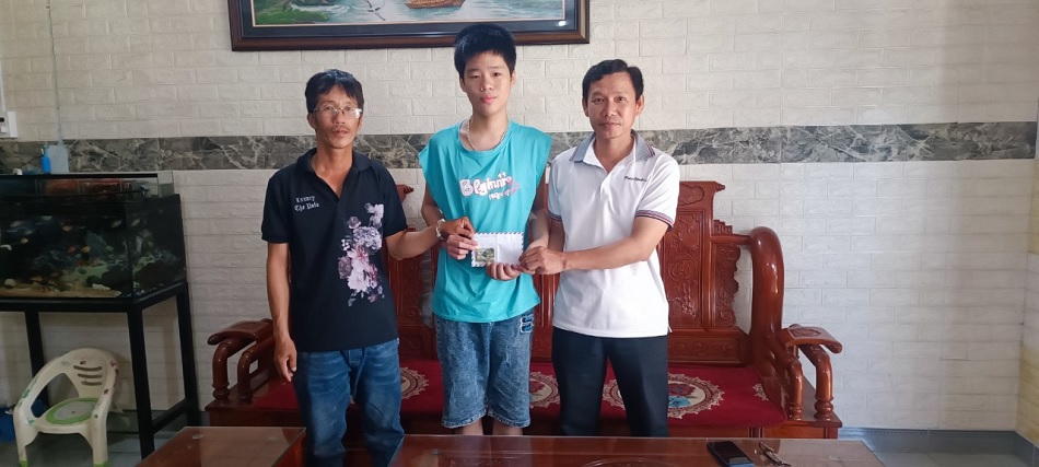 VNPT visits and gives gifts to disadvantaged workers in Phu Yen