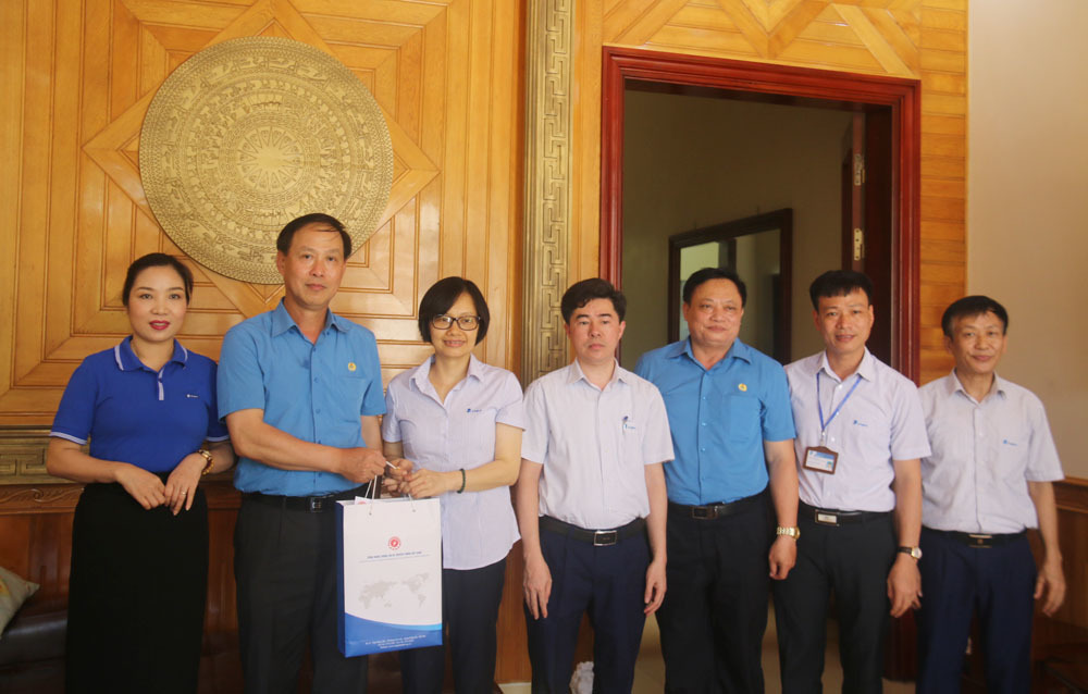 Công đoàn Thông tin và Truyền thông Việt Nam tặng quà bệnh nhân mắc bệnh nặng