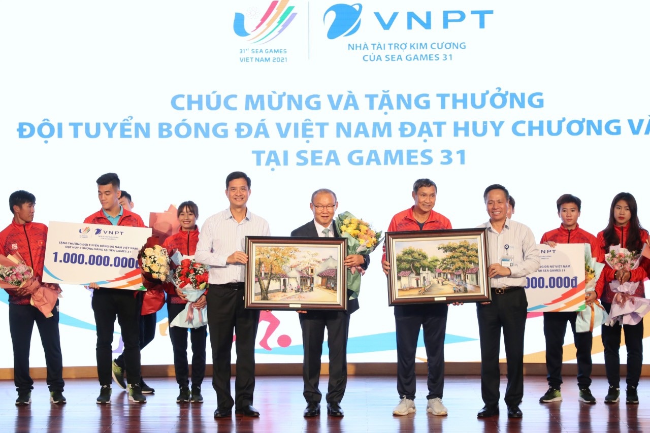 VNPT Group gives 2 billion VND to Vietnam’s U23 men’s football team and women’s national football team