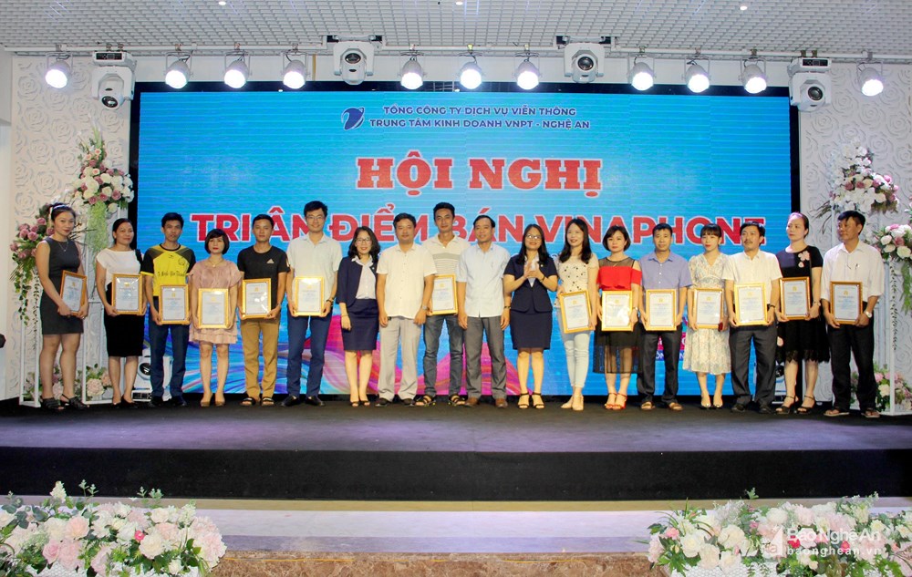 Trung tâm Kinh doanh VNPT - Nghệ An trao thưởng 52 điểm bán VinaPhone xuất sắc năm 2019 