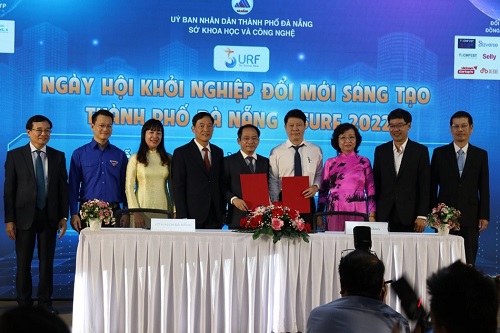 Lãnh đạo Bộ Khoa học và Công nghệ và Thành phố Đà Nẵng thăm gian hàng VNPT Đà Nẵng tại sự kiện SURF 2022