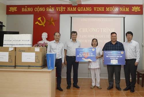 VNPT Technology trao tặng các sản phẩm công nghệ Việt nhân Tháng Vì người nghèo