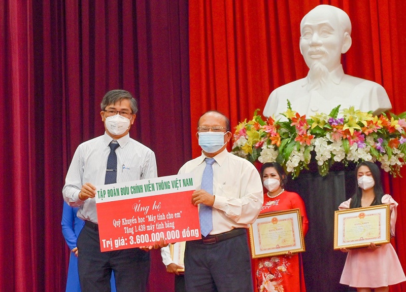 VNPT ủng hộ quỹ và trao tặng máy tính tại Bình Thuận