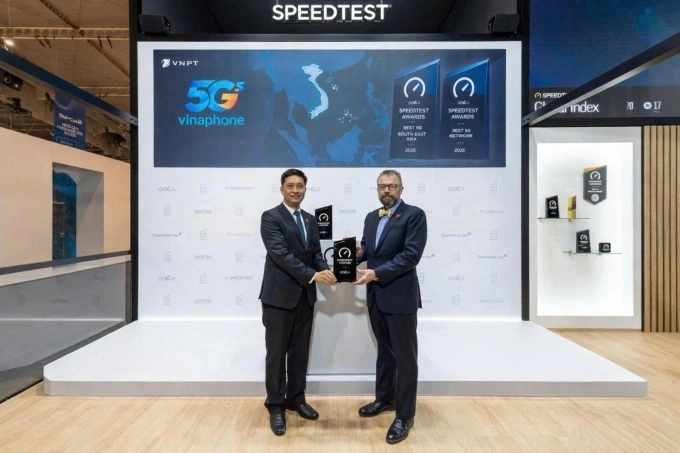 Nguyen Nam Long (L), vice president of VNPT Group, receiving the Ookla award for VinaPhone. Photo courtesy of VinaPhone