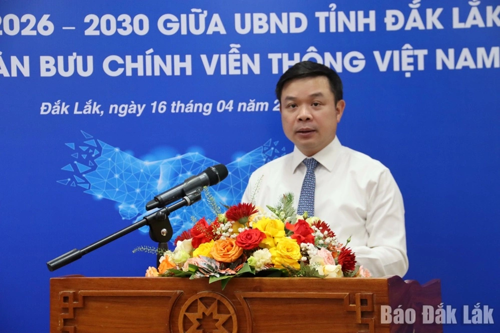 Ông Đỗ Hữu Huy, Ủy viên dự khuyết Trung ương Đảng, Phó Bí thư Tỉnh ủy, Chủ tịch UBND tỉnh phát biểu tại lễ ký kết.