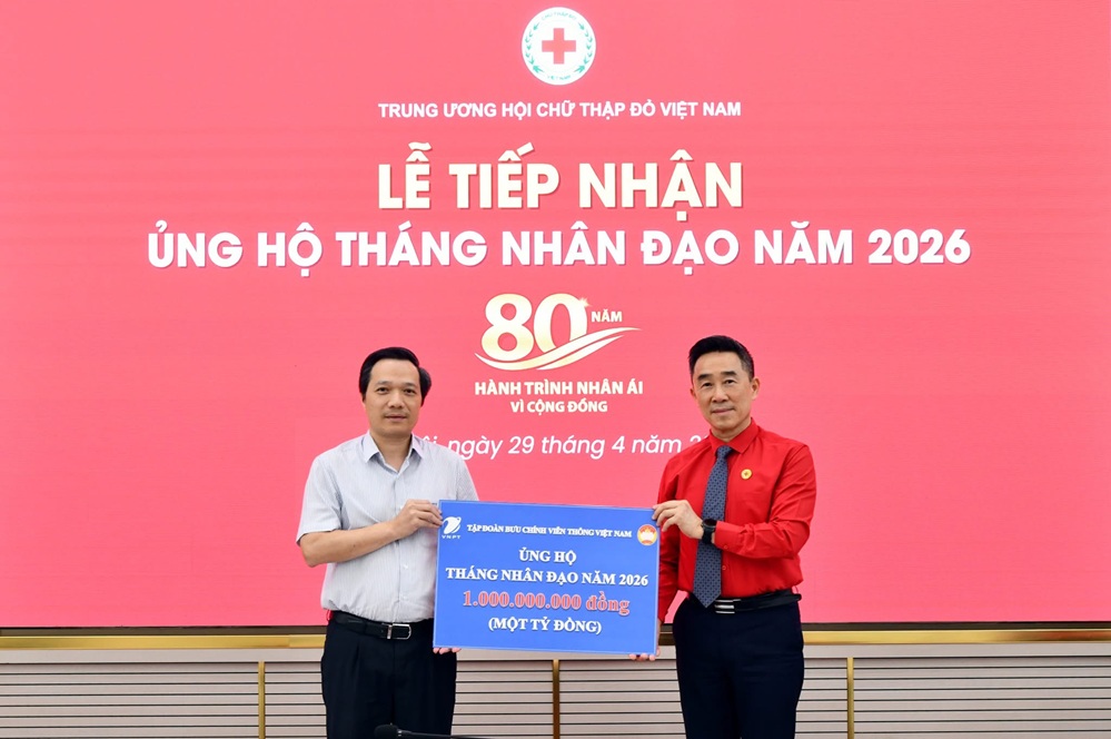 Chủ tịch Công đoàn VNPT Nguyễn Anh Tuấn đã trao số tiền 1 tỷ đồng ủng hộ cho các hoạt động nhân đạo của Hội.
