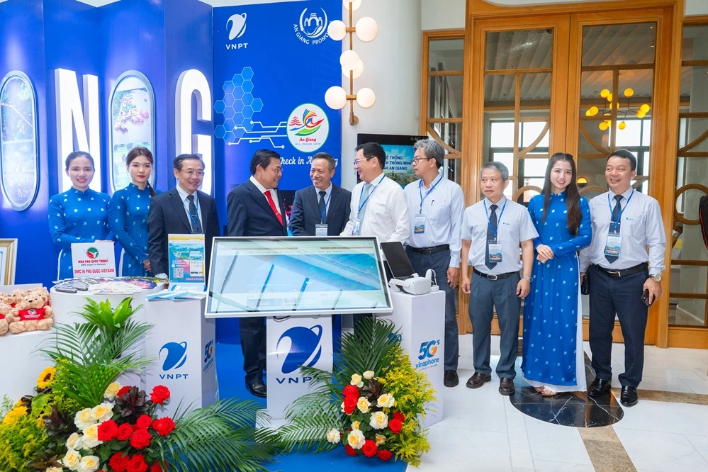 Ông Tô Dũng Thái – Chủ tịch HĐTV Tập đoàn VNPT chụp ảnh cùng ông Ngô Công Thức – Phó Chủ tịch UBND tỉnh An Giang (vị trí thứ 4 từ trái sang) và Ban Giám đốc Sở Khoa học & Công nghệ tỉnh An Giang tại gian hàng trưng bày các sản phẩm, dịch vụ số của VNPT.