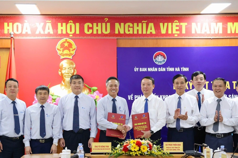 Lãnh đạo tỉnh Hà Tĩnh và lãnh đạo Tập đoàn VNPT trao văn bản thỏa thuận hợp tác