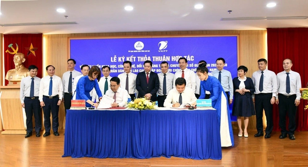 Lãnh đạo Tập đoàn VNPT và lãnh đạo UBND tỉnh Lào Cai ký kết Thỏa thuận hợp tác.
