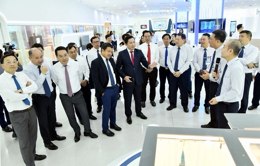 Ông Dương Quốc Huy - Bí thư Tỉnh ủy tỉnh Lào Cai và Đoàn công tác tham quan VNPT Space - Không gian trải nghiệm Chuyển đổi số của VNPT