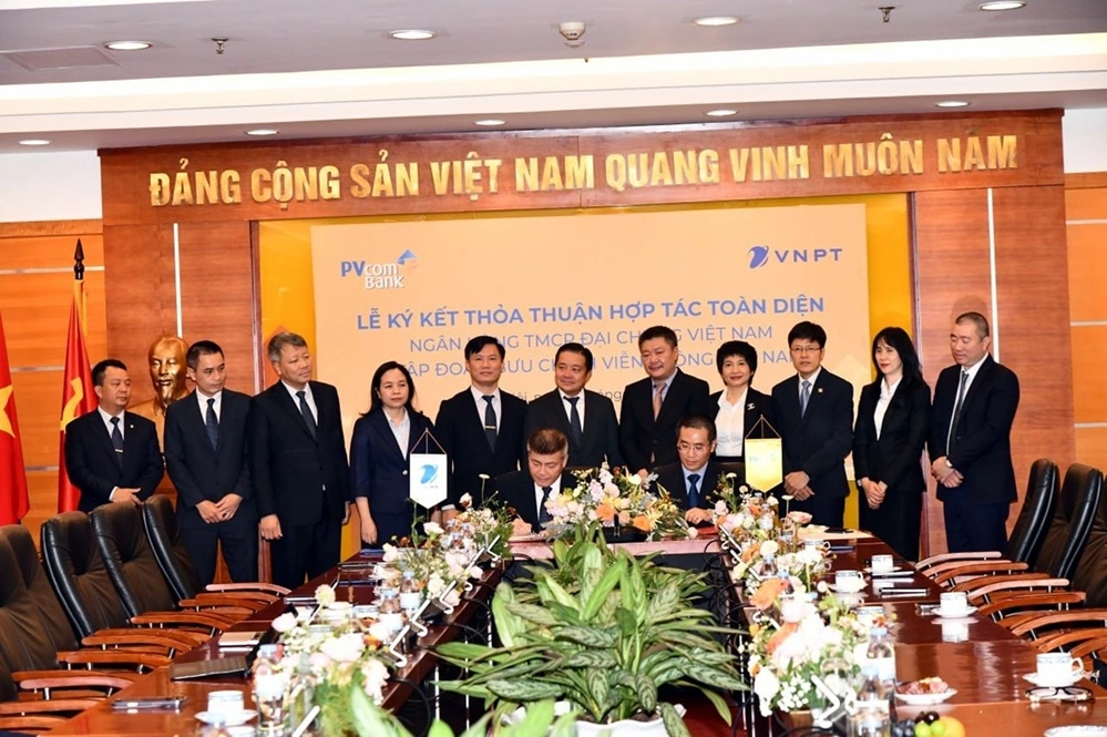Ông Ngô Diên Hy, Phó TGĐ Tập đoàn VNPT và ông Nguyễn Việt Hà, Phó TGĐ của PVcomBank thực hiện nghi thức ký kết hợp tác giữa 2 doanh nghiệp