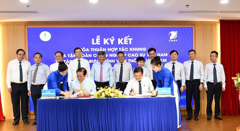 Trước sự chứng kiến của Ban lãnh đạo Tập đoàn VNPT và Tập đoàn VRG, Tổng Giám đốc hai bên đã đặt bút ký kết Thỏa thuận hợp tác khung.