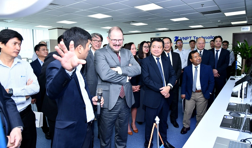 Trong chương trình làm việc với Tập đoàn VNPT, Chủ tịch kiêm Tổng Giám đốc Tập đoàn Qualcomm đã thăm VQEC, một trong những đầu mối kết nối Qualcomm và VNPT