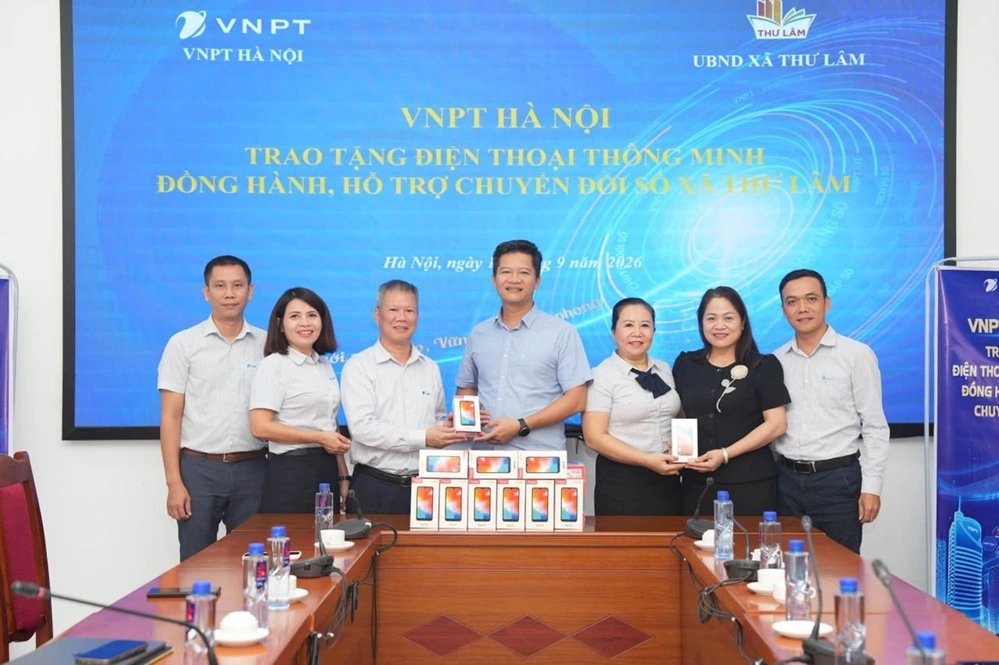 VNPT cũng đã triển khai chương trình hỗ trợ smartphone cho người cao tuổi, hộ nghèo, người khuyết tật và các gia đình khó khăn