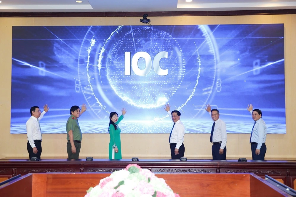 Tham dự Lễ ra mắt Trung tâm Điều hành thông minh (IOC) tỉnh An Giang có ông Hồ Văn Mừng, Ủy viên Trung ương Đảng, Phó Bí thư Tỉnh ủy, Chủ tịch UBND tỉnh An Giang; bà Trần Thị Thanh Hương, Phó Bí thư Tỉnh ủy, Chủ tịch HĐND tỉnh; đại diện Ban Thường vụ Tỉnh ủy; ông Tô Dũng Thái, Chủ tịch HĐTV Tập đoàn VNPT; ông Trần Thái Tuyên, Giám đốc Viễn thông An Giang, cùng đại diện lãnh đạo các sở, ban, ngành, địa phương và doanh nghiệp trên địa bàn tỉnh.