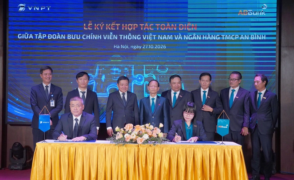 Ông Ngô Diên Hy, Phó Tổng Giám đốc Tập đoàn VNPT và bà Nguyễn Thị Hương, Phó Tổng Giám đốc Ngân hàng ABBank, ký kết thỏa thuận hợp tác giữa hai đơn vị.