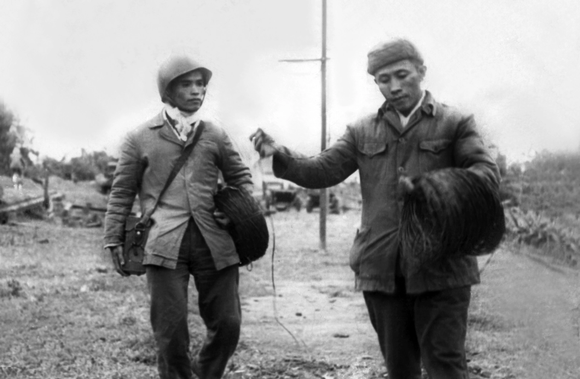 Công nhân điện thoại khôi phục đường dây sau trận bom Mỹ đánh vào Đông Trù - Đông Anh 1967