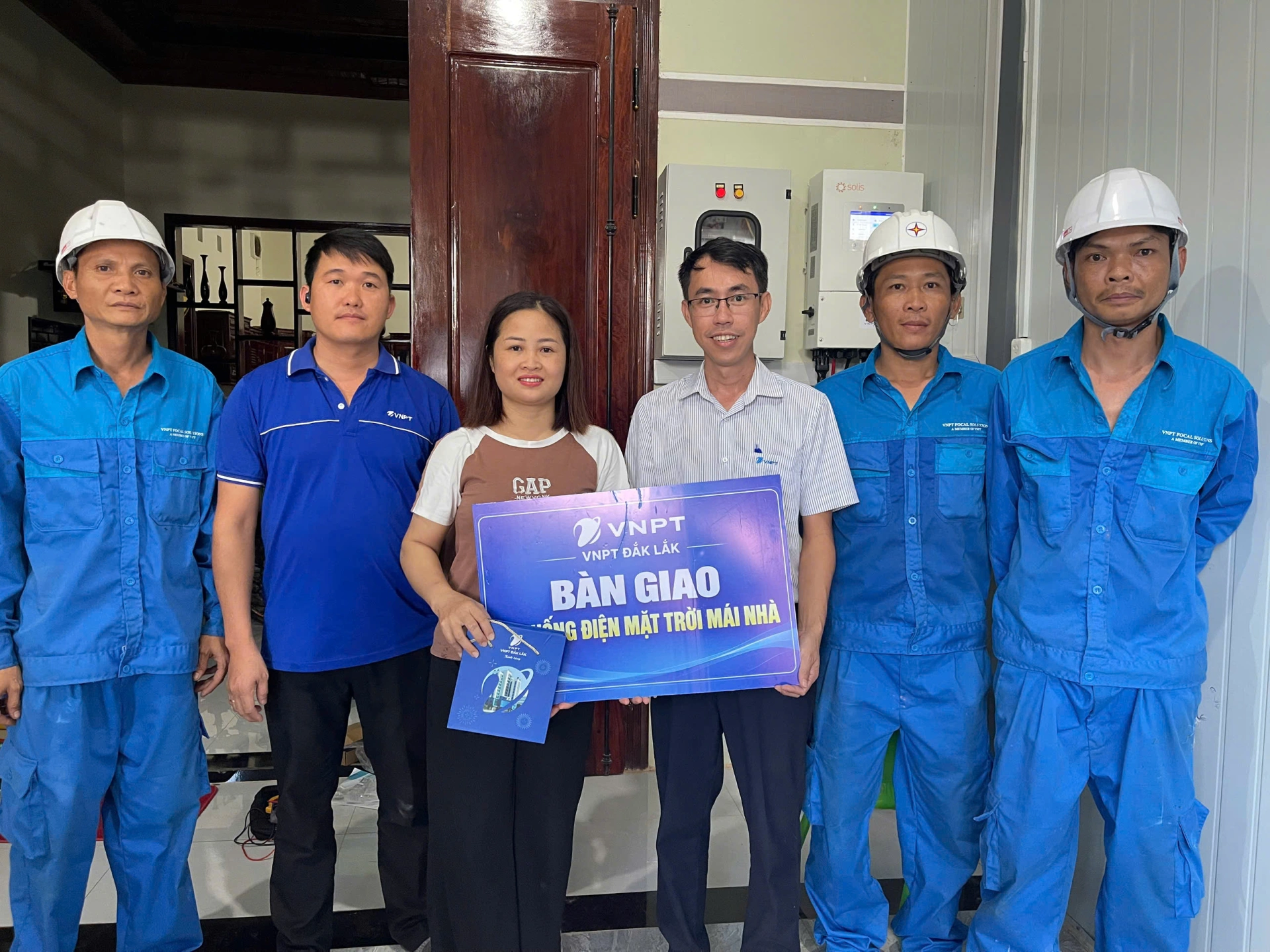 VNT Đắk Lắk bàn giao hệ thống điện mặt trời mái nhà đầu tiên trên địa bàn tỉnh cho khách hàng