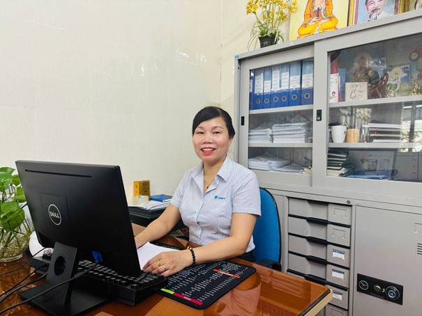 Chị Nguyễn Thị Tịnh tại phòng làm việc  