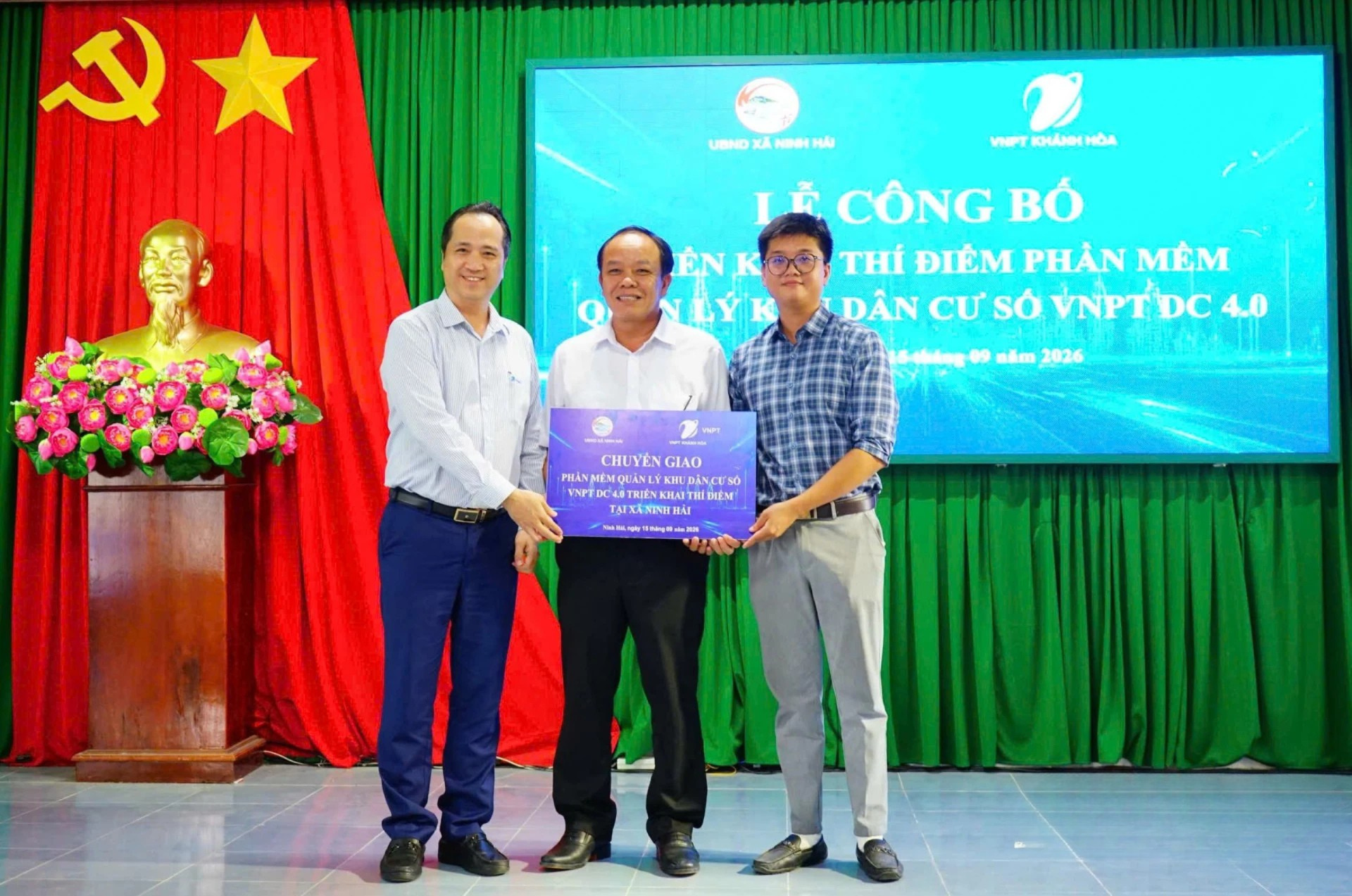 Lãnh đạo VNPT Khánh Hòa trao biển chuyển giao phần mềm cho xã Ninh Hải.